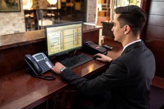 Le réceptionniste accueille les clients à leur arrivée