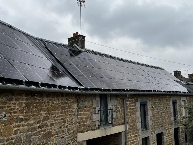 Pour une énergie encore plus verte, Morgan Humbert a installé des panneaux solaires sur le toit de ses hôtels, alimentant ainsi ses bornes de recharge et contribuant à une démarche éco-responsable.