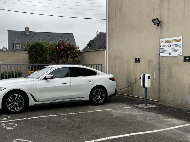 Le Lion d'or, pionnier dans l'accueil des conducteurs de véhicules électriques, avec sa borne de recharge installée dès 2017.
